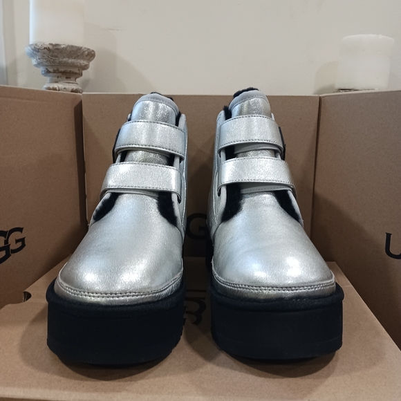 Ugg Neumel Platform Leather Strap Logo Boots Size 6 Youth/7.5 Women - Picture 3 of 10